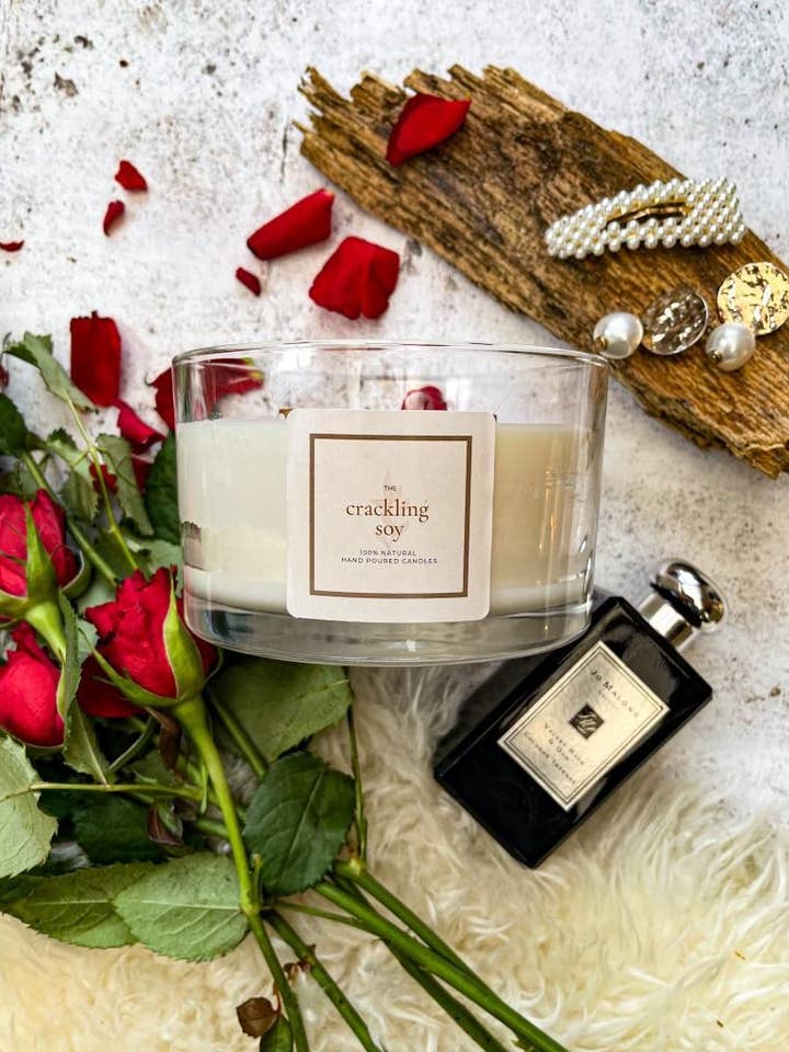 Bougie parfumée Velvet Rose & Oud 100 % soja à 3 mèches pour la vente par The Crackling Soy