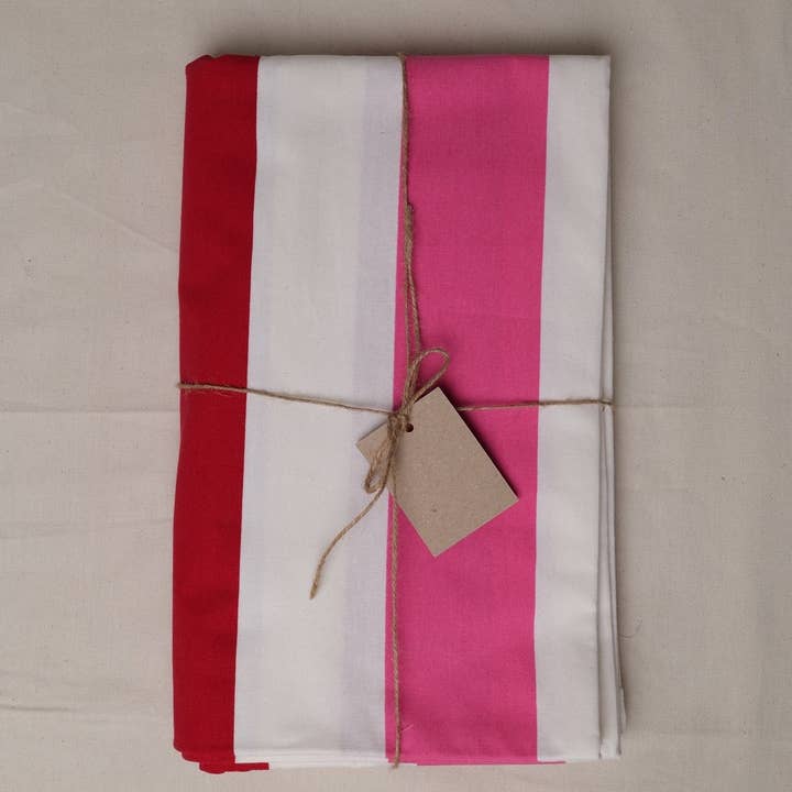 Nappe à rayures rouges, roses et blanches pour la vente par Twizzell