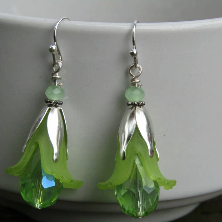 Bad Apple Designs - Vendita all'ingrosso Orecchini pendenti - Orecchini pendenti in cristallo con fiori in lucite d'argento fatti a mano8