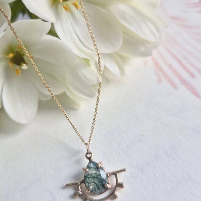 Collar Único de Ágata Musgosa y Oro para venta al por mayor de Symbology by Alice Scott