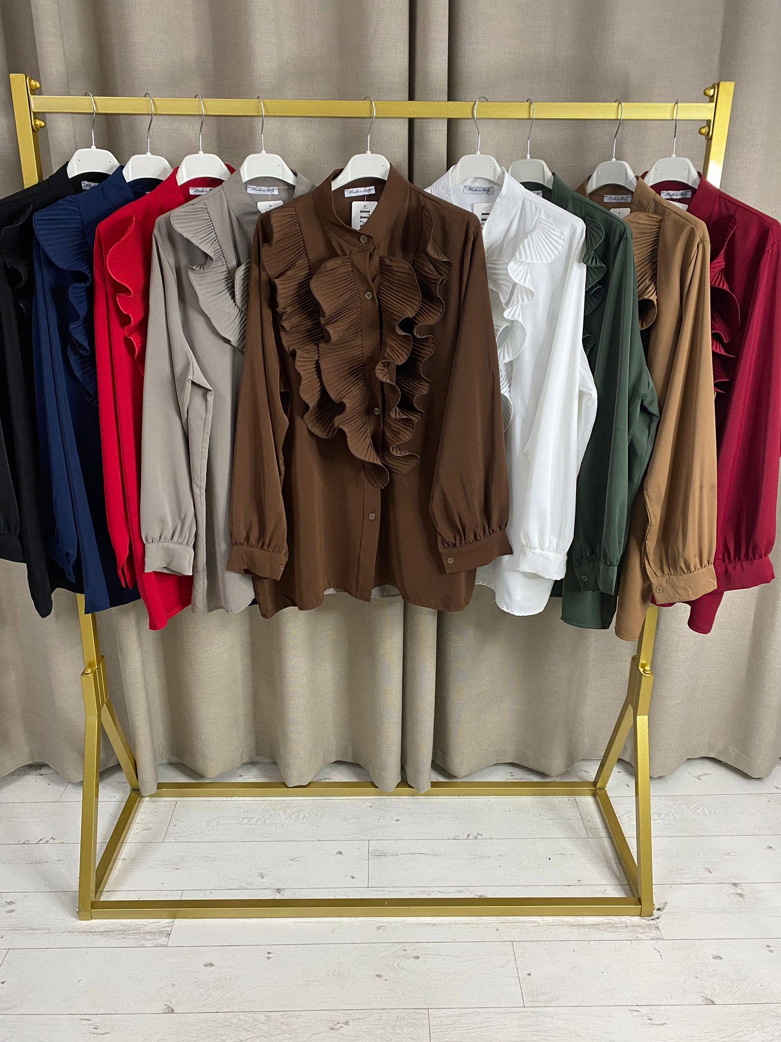 My Winners Direct – Engroshandel Skjorte med buttondown – til kvinder – Bianca Plus skjorte med flæser og lange ærmer1