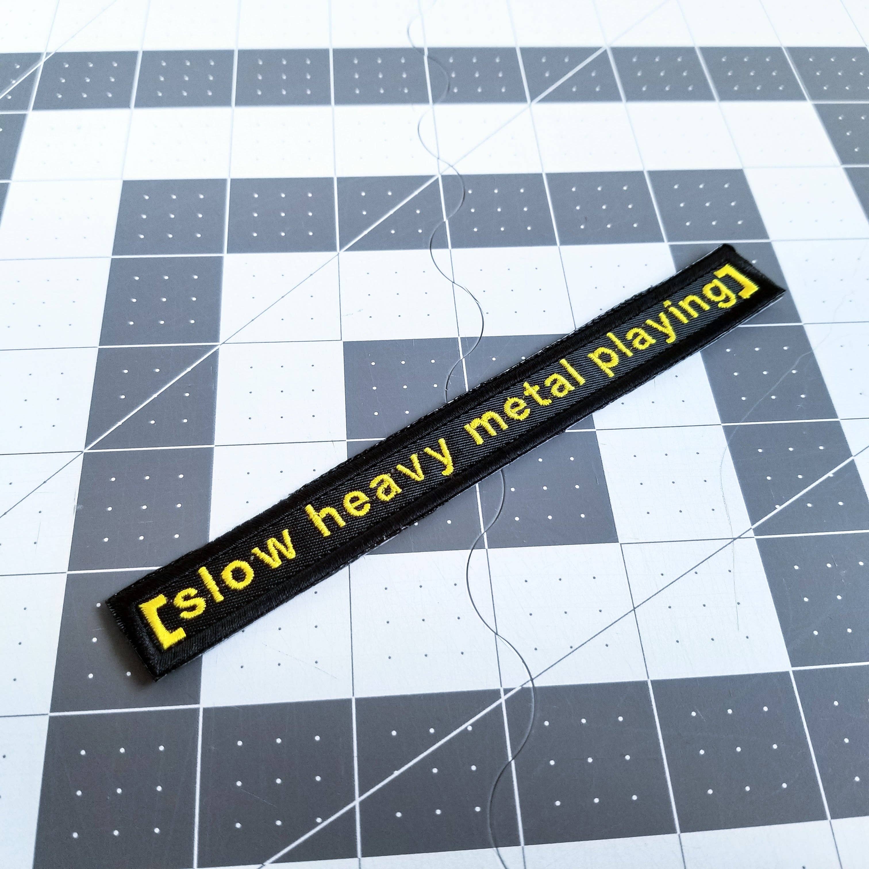 Thread By Dawn - Venta al por mayor Parches - Parche bordado de 6" pulgadas de metal pesado tocando lentamente para planchar/coser, meme de subtítulo1