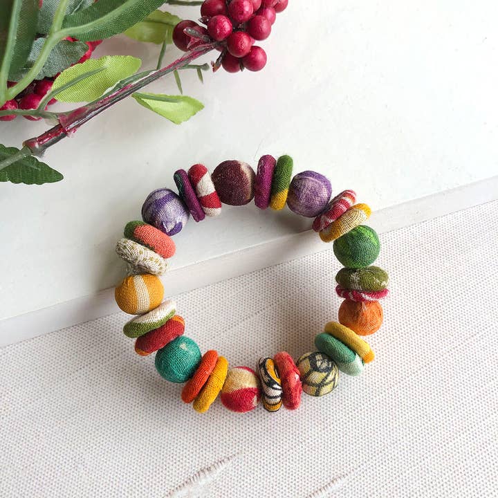 WorldFinds – Großhandel Perlenarmband – Kantha Knopf-Armband