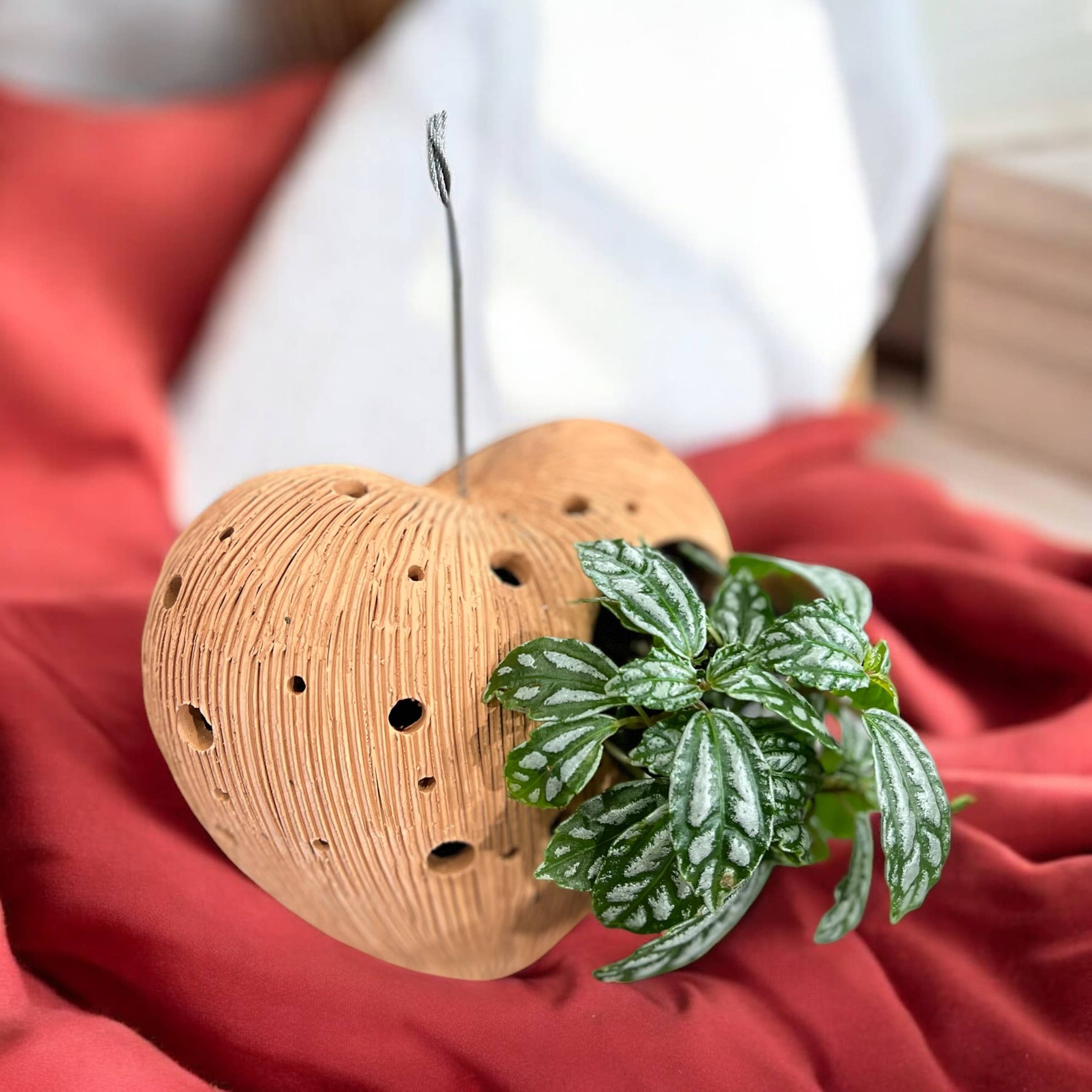 Handicraft Heaven - Vente Jardinière suspendue - Suspension en terre cuite faite à la main : forme sculpturale unique15