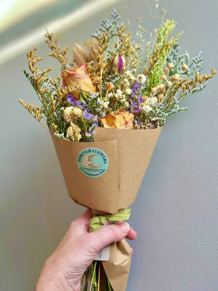 Au jardin de roses | Un bouquet de fleurs sauvages avec des roses pour la vente par The Gardeners Wife