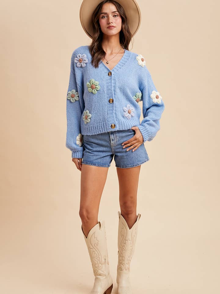 CARDIGAN CON APPLICAZIONI FLOREALI LAVORATE A MAGLIA 3D per la vendita all'ingrosso da parte di In Loom