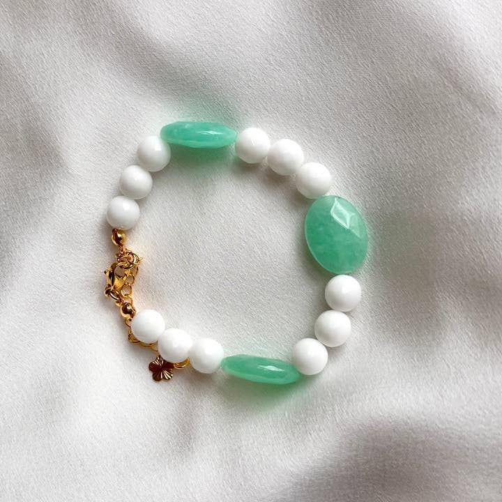OE! - Wholesale Beaded/Pearl Necklace - Capri light -Bracelet made of white crystals and chrysoprase