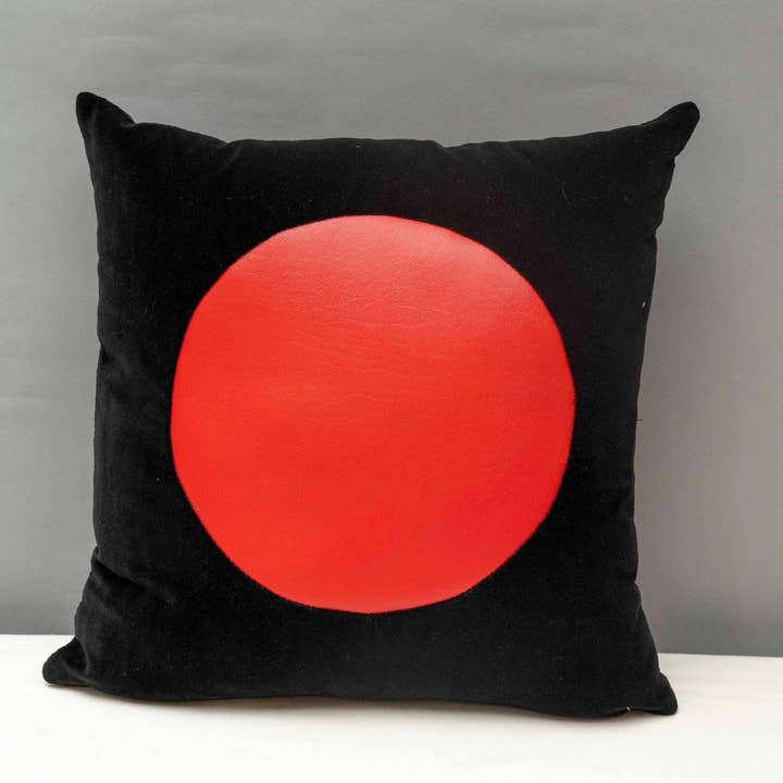 Almofada artesanal em veludo preto com vinil vermelho geométrico 16 x 16” polegadas por atacado de Magic Hill - Mercantile