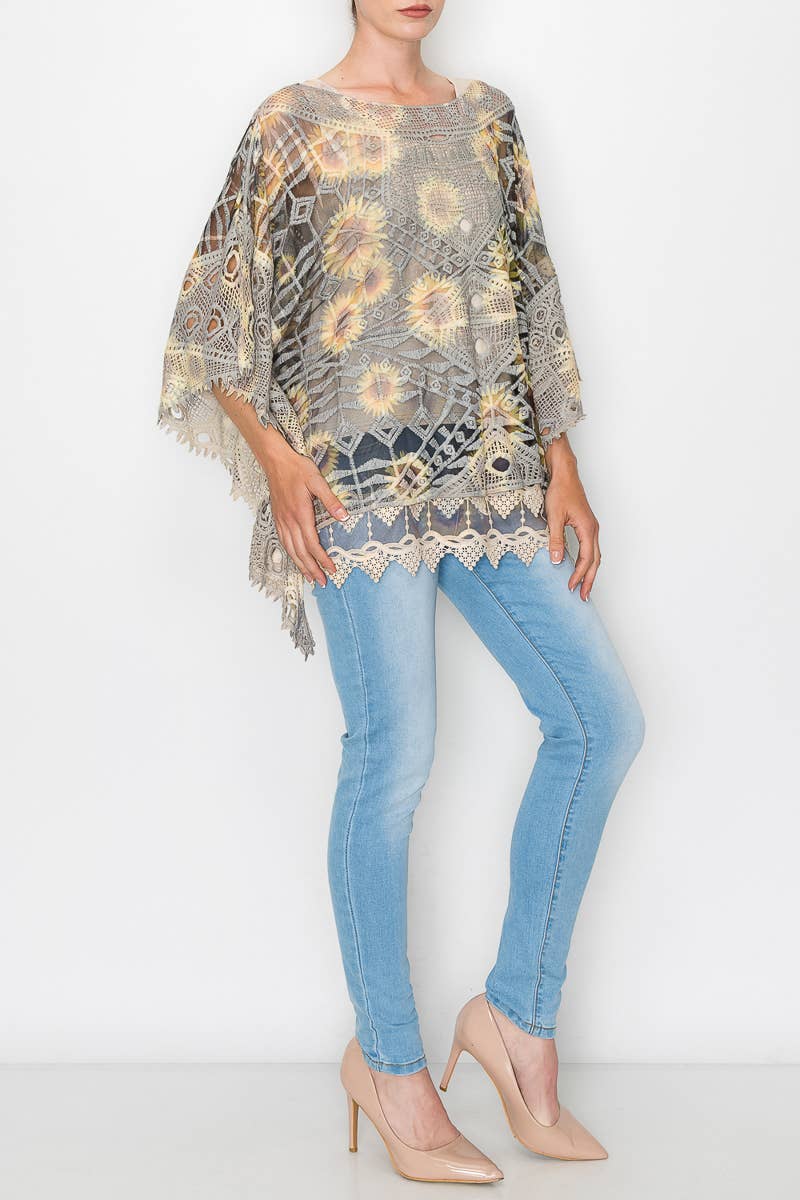 Origami Apparel ~  Lace and Crochet inspired – Großhandel Bluse – Damen – Aufwendig gehäkeltes Poncho-Top mit geometrischen Stickdetails -1139 NAT/BK SUN FL2