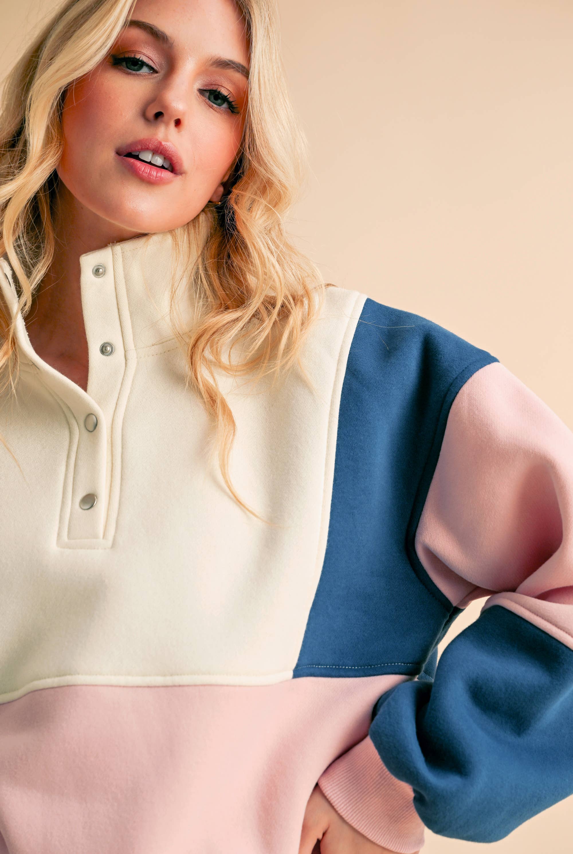 AEMI + CO – wholesale Sweatshirt - Dam – 992EK Glo colorblock-tröja med tryckknappar18