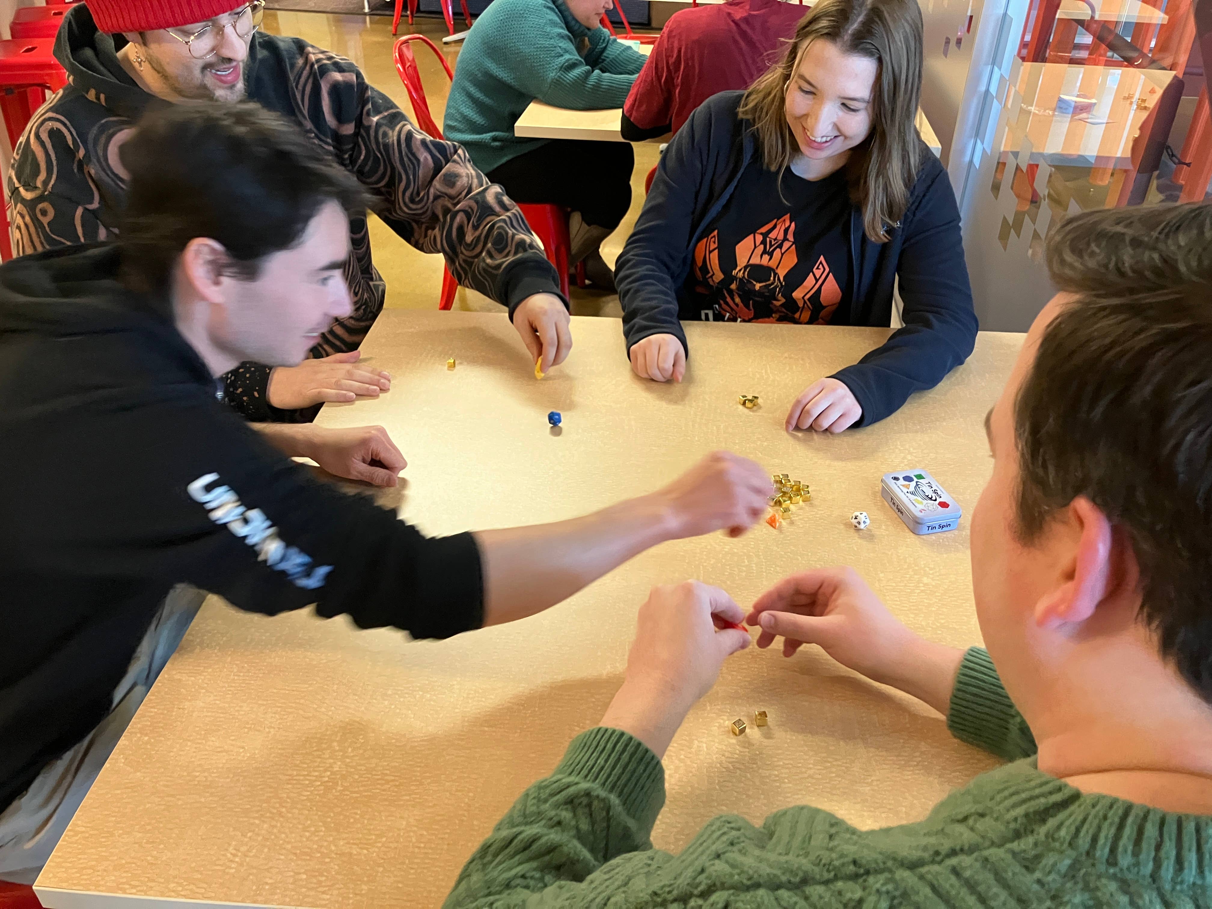 Surprisingly Fun Games – Großhandel Brettspiele – Tin Spin - Ein Geschicklichkeitsspiel mit Würfeln für 2-6 Spieler6