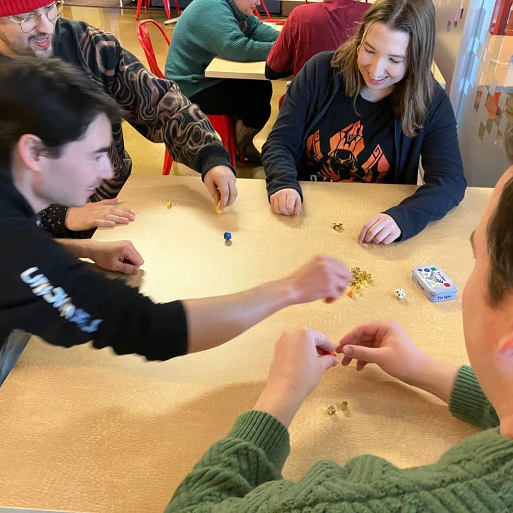 Surprisingly Fun Games – Großhandel Brettspiele – Tin Spin - Ein Geschicklichkeitsspiel mit Würfeln für 2-6 Spieler6