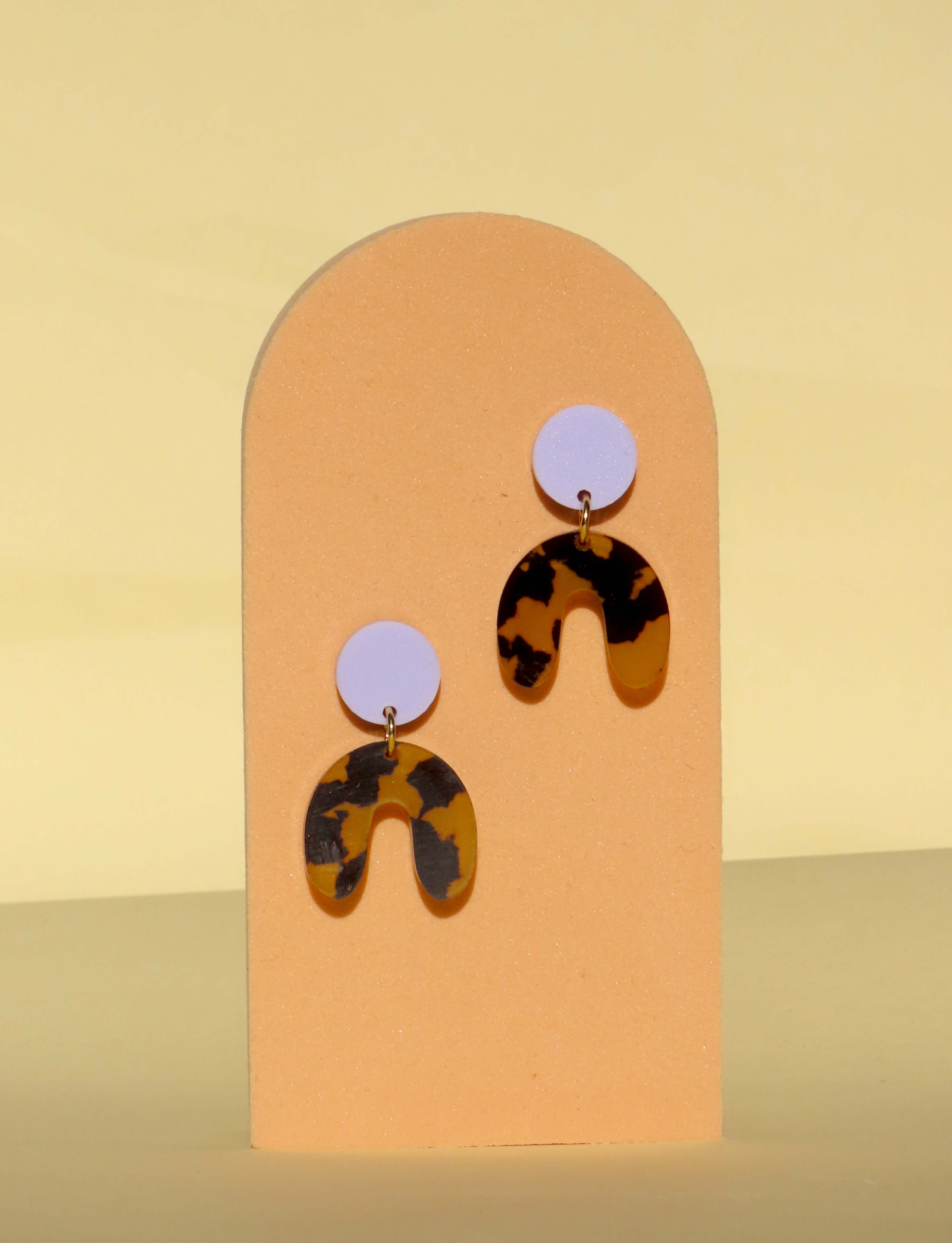 Niemalsmehrohne – Großhandel Ohrhänger – Leo Flieder Arch Bogen Ohrringe