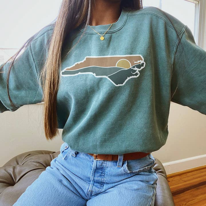 Felpa girocollo NC Mountain Sunrise per la vendita all'ingrosso da parte di Woobie Beans Jewelry, Gifts & Apparel