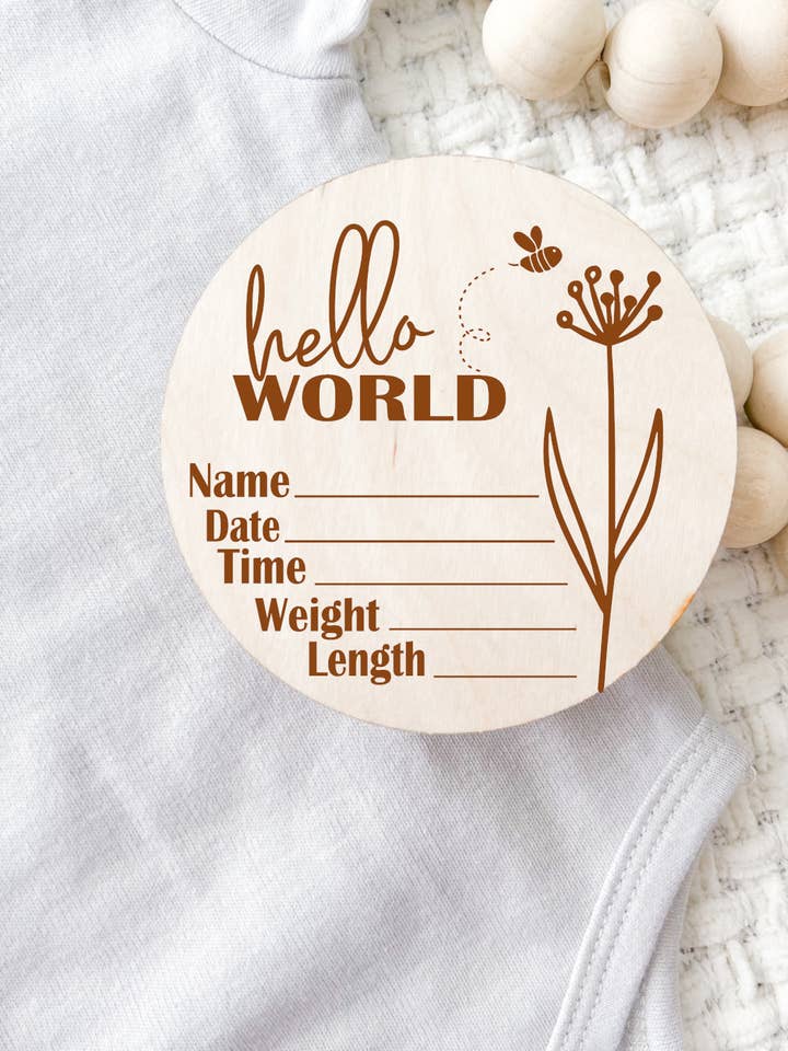 Plaque en bois pour annonce de naissance - Abeille à fleurs sauvages pour la vente par Claire and Bella