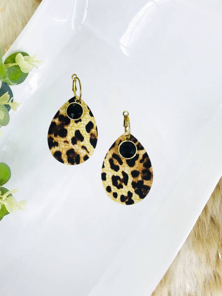 Aros de piel auténtica y diamantes de imitación - E19-3459 para venta al por mayor de Magnolia & Peach Jewelry Boutique, LLC