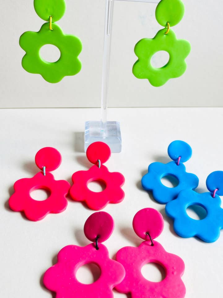 BRIGHT DAISY 60-talsinspirerade örhängen i polymerlera för wholesale av Studio Khira