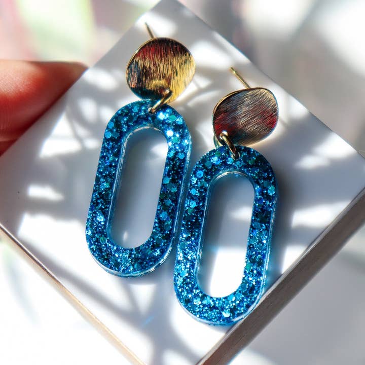 Orecchini Marie blu glitter e ulteriori Risultati per siti bigiotteria all'ingrosso. Resi gratuiti e termini di pagamento a 60 giorni su Faire in tendenza su Faire.