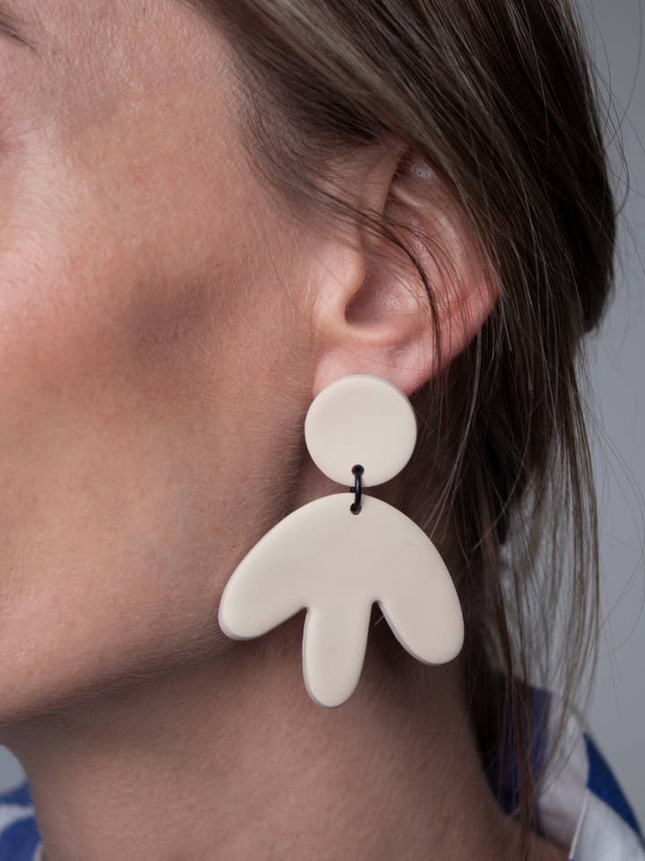 Serene Claps - Unika handgjorda örhängen i polymerlera för wholesale av DELAROSA STUDIO