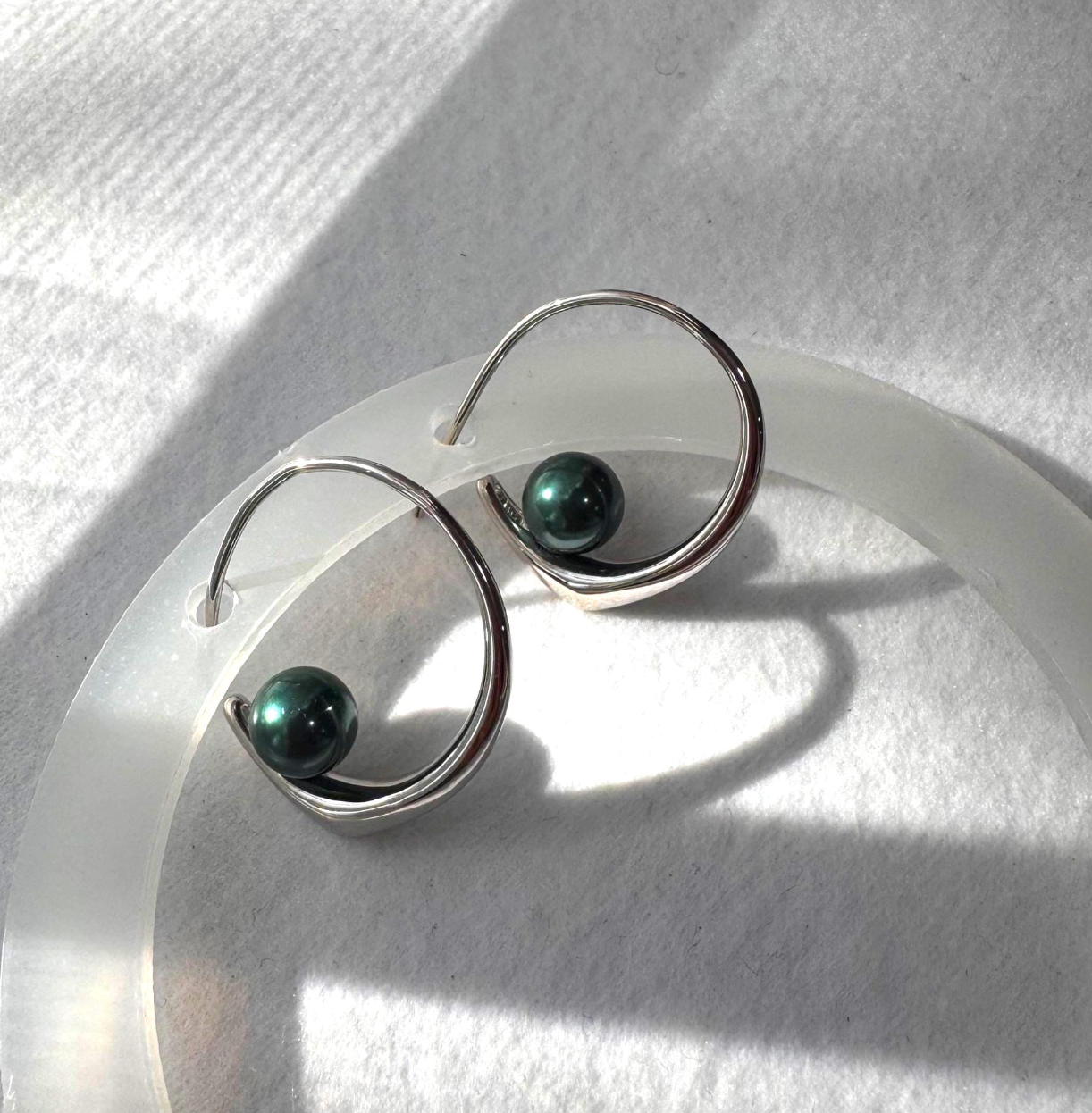 Everly Yours - Wholesale Hoop Earrings - 14K Gold Tahitian Green-Grey Pearl Hoop Earrings1
