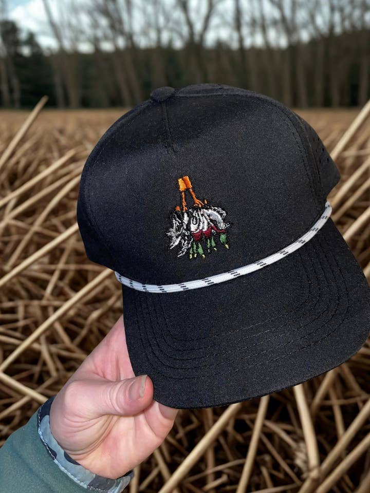 Cappelli con anatre appese per la vendita all'ingrosso da parte di Brimstone