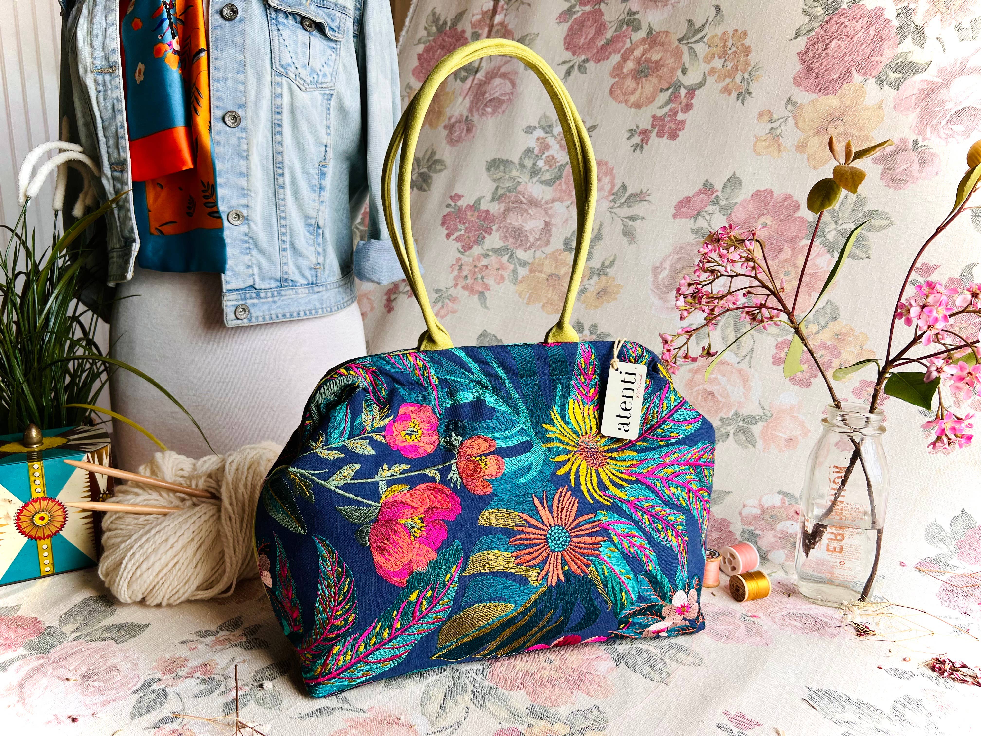 Atenti – Mala com alça superior – Mulher por atacado – Bolsa Doutora Moderna Flora Molly com Armação de Metal e Fecho de Pressão15