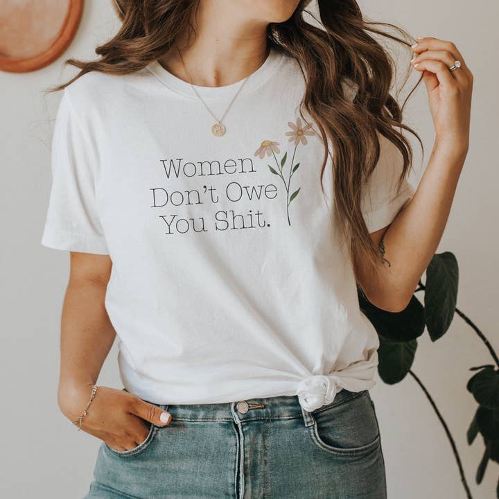 Camiseta gráfica Women Don't Owe You Sh*t | Women Empowerment para venta al por mayor de with love, aj.