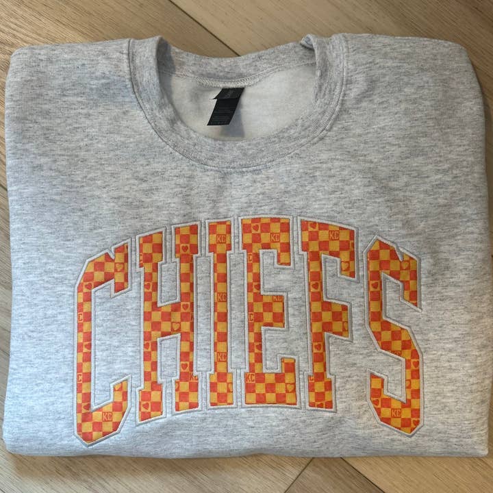 Crew brodé rétro Chiefs pour la vente par Daily Fetch KC