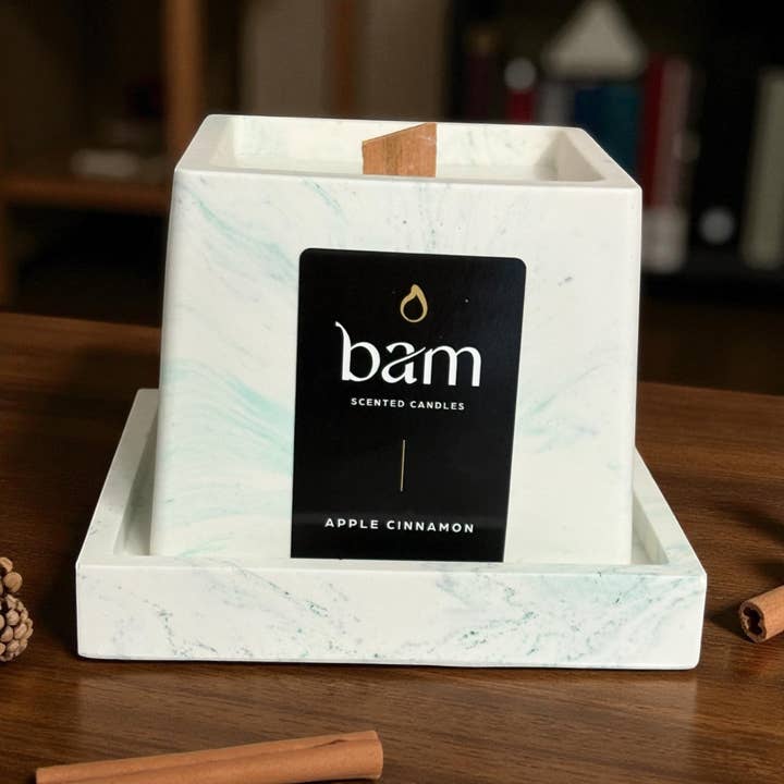 BAM - ÆBLE KANEL duftlys - SQUARE Collection for engroshandel hos BAM