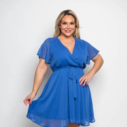 ROBE ÉVASÉE EN MOUSSELINE DE SOIE NOUÉE À LA TAILLE DE GRANDE TAILLE pour la vente par Curve Market