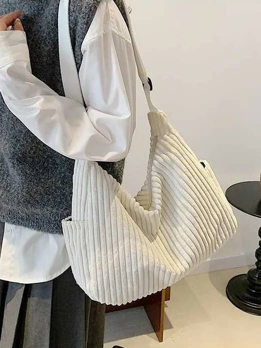 Fløjl afslappet quiltet skuldertaske | 40P582 for engroshandel hos JOSSLYN by wall to wall