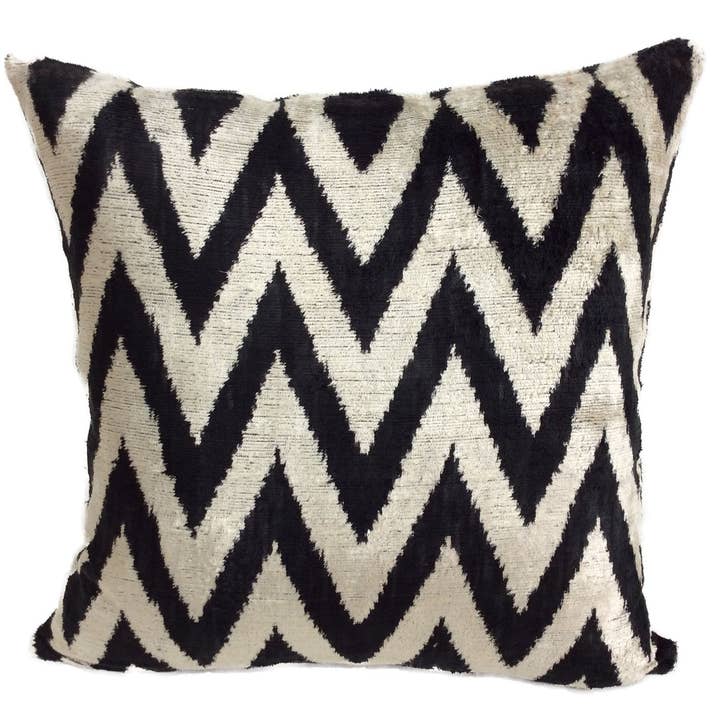 IKAT KISSENBEZUG AUS SEIDE/SAMT, ZICKZACKMUSTER, 50,8 X 50,8 CM, SCHWARZ UND WEISS für den Großhandel von MD Home