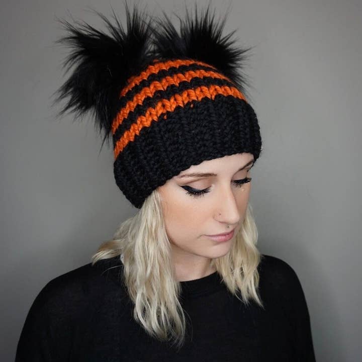Charlie & Luna Co. - Vente Bonnet – unisexe - Le bonnet à double pompon rayé d'Halloween - Chapeau tricoté automne 20251
