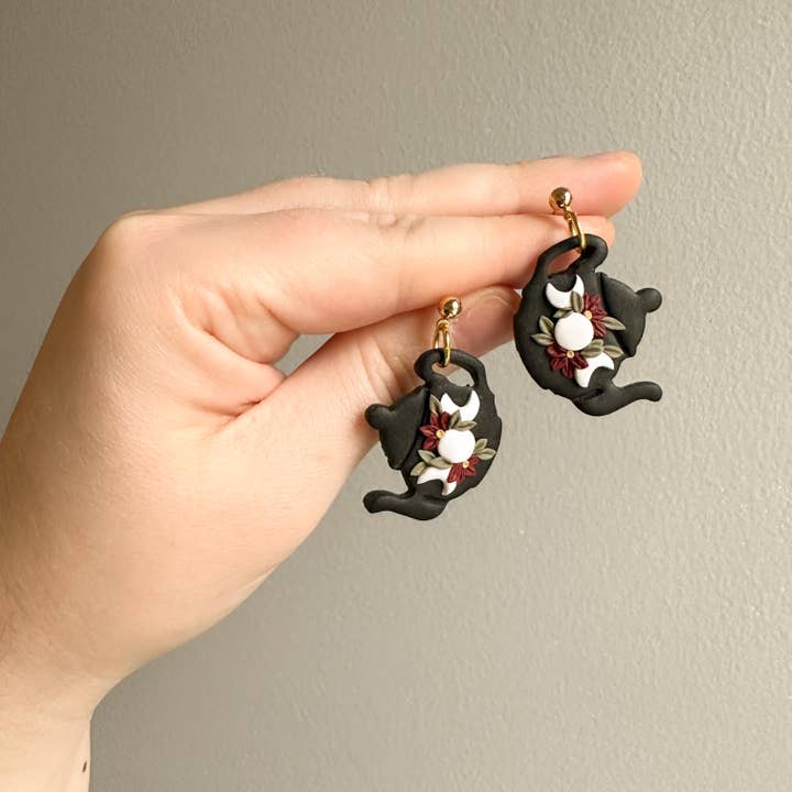Amber Rae Studio – Großhandel Ohrhänger – Teapot Clay Ohrringe mit Blumenmuster | Teapot Ohrringe mit Blumenmuster1
