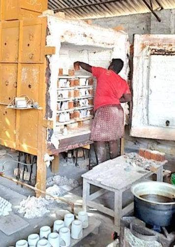 TerraKlay – Großhandel Kaffeebecher – Kleine rustikale handgefertigte matt-schwarze Tasse1