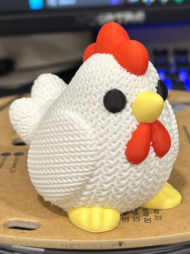 Kyllingefigur 3D-printet strikket - Bondehusdekoration for engroshandel hos Upstate Design Decor