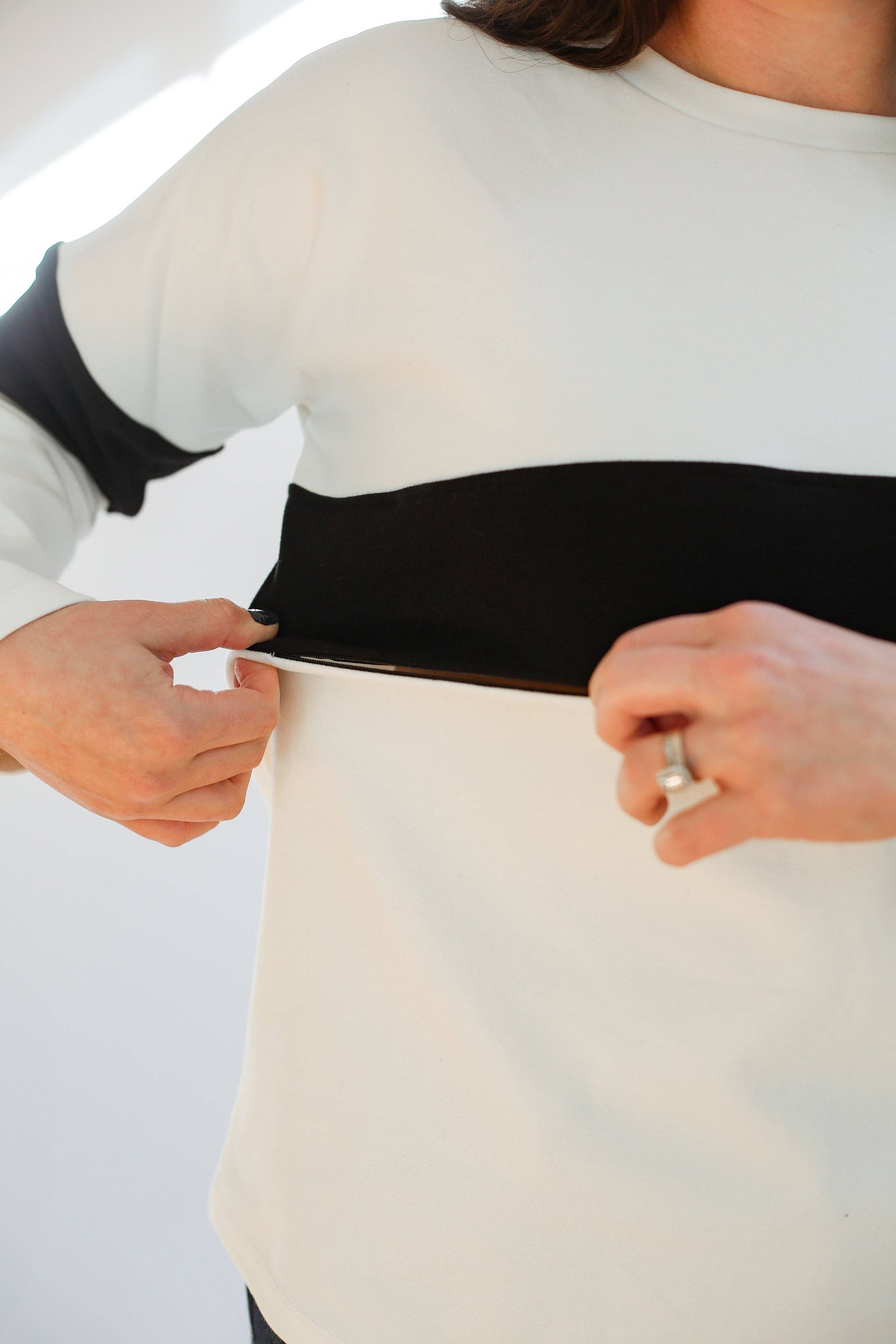 Movemama Apparel - Venta al por mayor Camiseta de lactancia - Sudadera de lactancia con doble cremallera Varsity de manga larga5