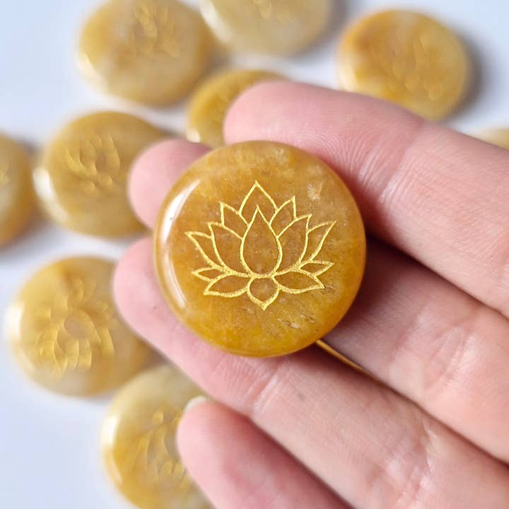 Pietra preziosa Avventurina Gialla disco 2,5cm con simbolo del Loto – Pietra da tasca antistress per la vendita all'ingrosso da parte di Moonlight Gemstones