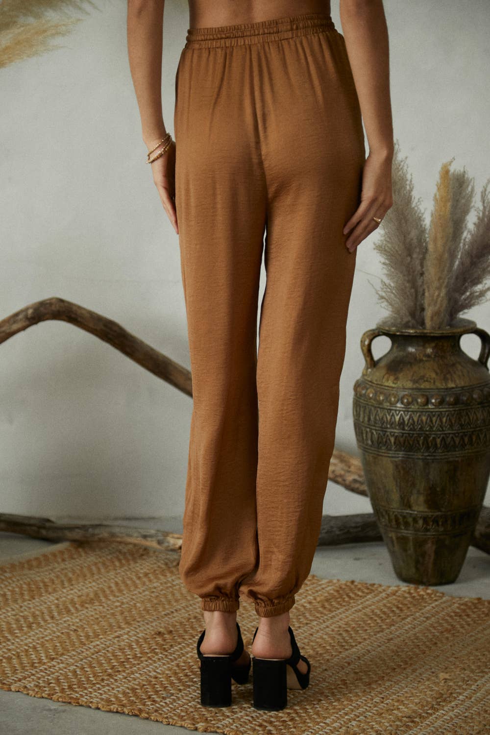 Olive scuro KP5253 Pantaloni sciolti elasticizzati con vita elastica frontale in raso in vendita all'ingrosso su Faire8