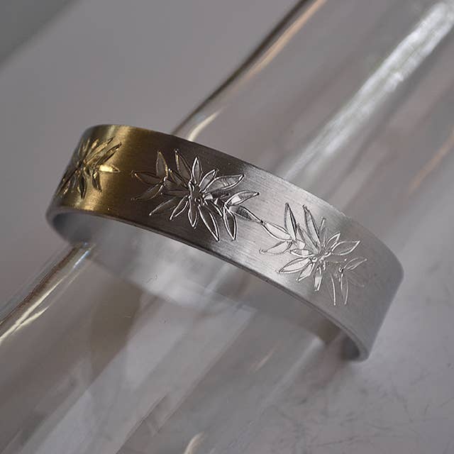 Manchette en étain en forme de fleur du mois de janvier pour la vente par Nobska Craftsmen