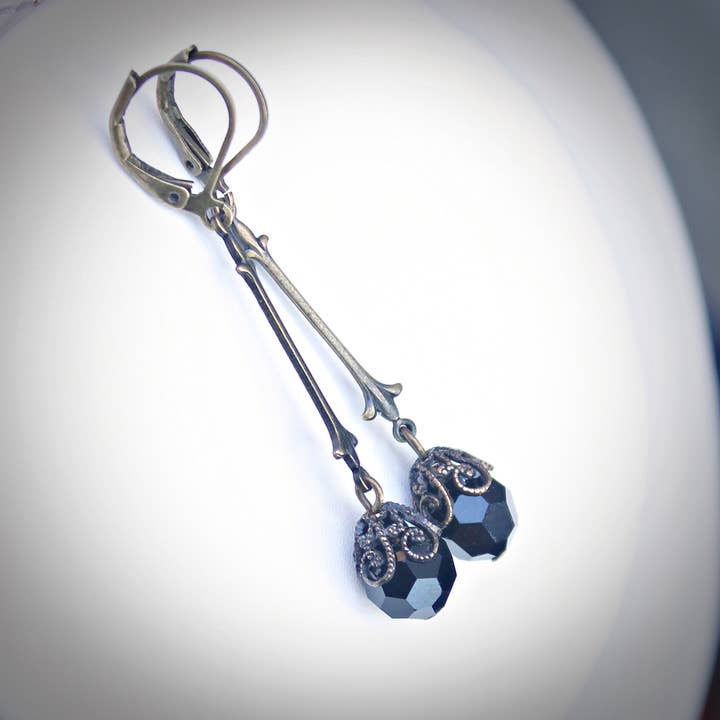 Boucles d'oreilles pendantes en cristal Jet pour la vente par Circa 1890