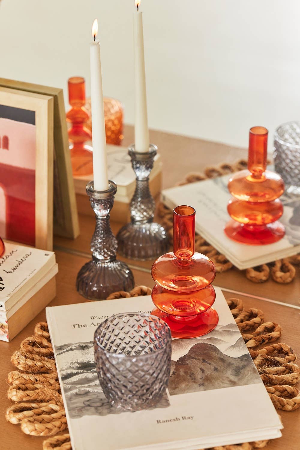 Casa Amarosa – Großhandel Kerzenhalter – Retro-Kerzenhalter aus gewelltem Glas, 17,8 x 3,5 Zoll, Rostorange8