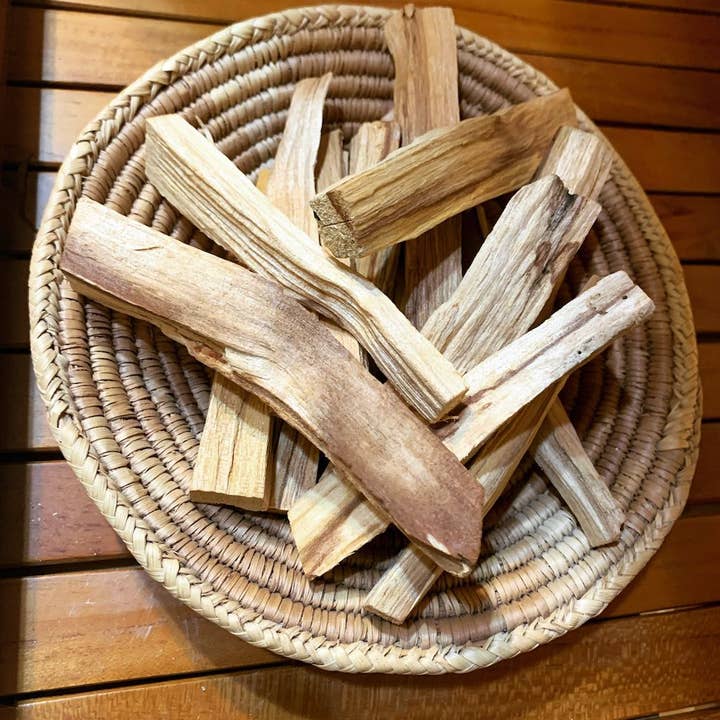 Palo Santo „Holy Wood” voor het opruimen en verhogen van energie! voor wholesale door Copper Moon Crystals