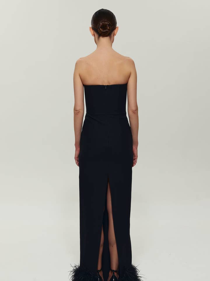 Sort maxikjole med fjer forneden for engroshandel hos Semenenko