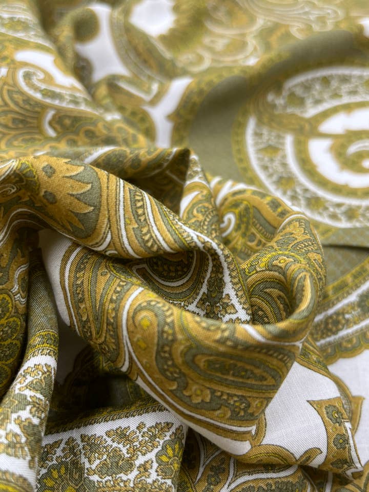 Tissu Challis Ecovero de haute qualité fabriqué en Italie. pour la vente par Ermani Group Inc - Sustainable High-End Fabrics