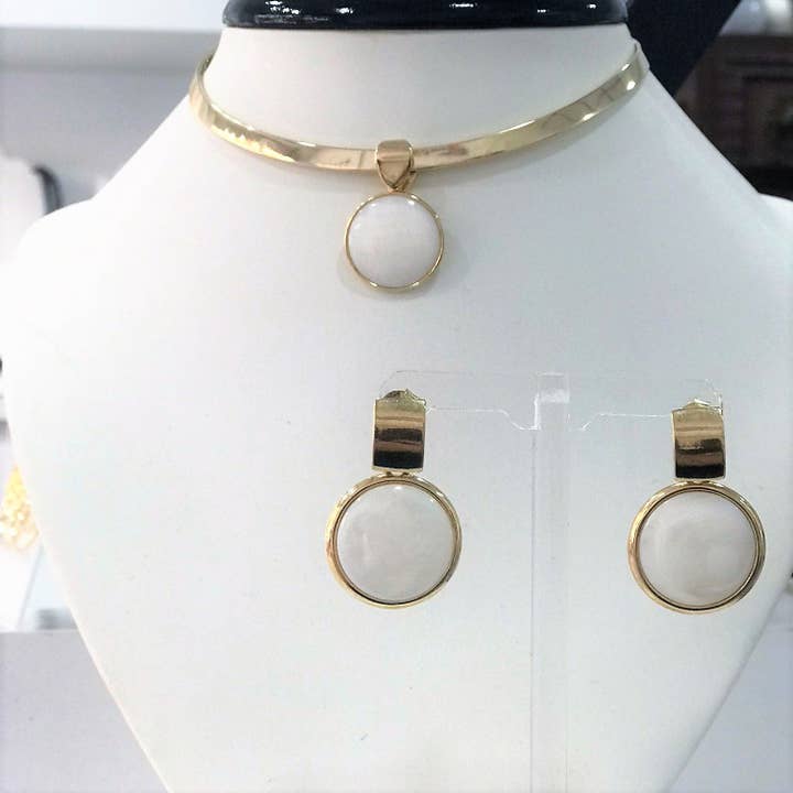 Orecchino con gemma a cerchio grande, placcato oro, madreperla per la vendita all'ingrosso da parte di Carla Dieterich