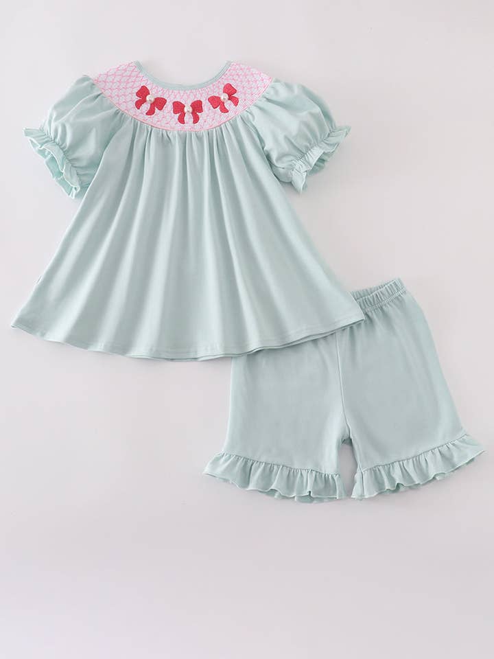 Ensemble de shorts à volants smockés avec perles et nœud bleu pour la vente par Aspen Rain Boutique