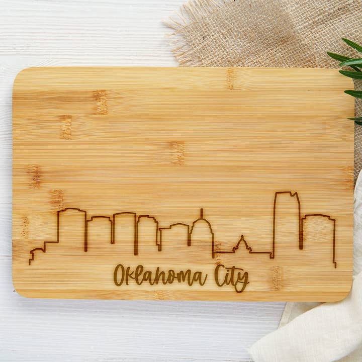 Tábua de corte de bambu gravada pela cidade de Oklahoma por atacado de The Trendy Traveler