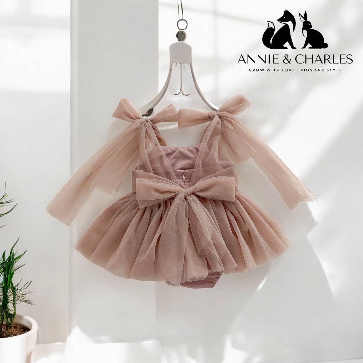 Annie & Charles – Engroshandel Kjole - Baby – Annie & Charles® babykjole med tylsløjfe0