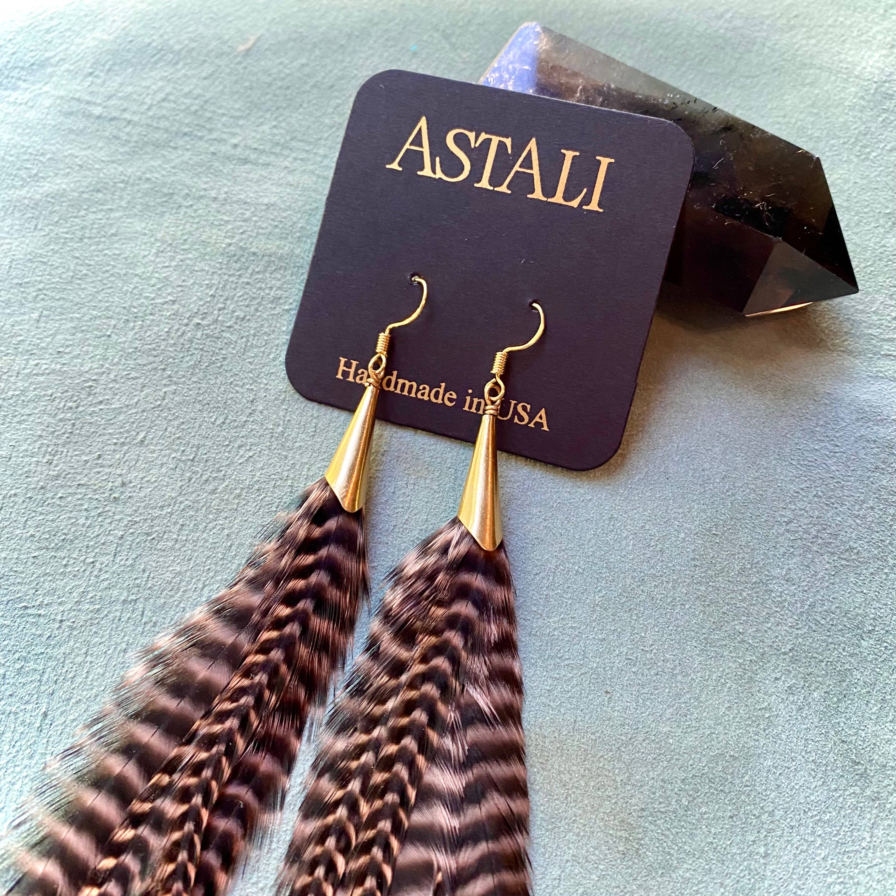 ASTALI – Großhandel Quasten-Ohrring – Lange Ohrringe mit Federn und Kegel — Coral Grizzly/Gold, Western6